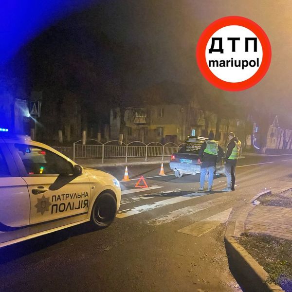 Автомобиль сбил женщину на пешеходном переходе в Мариуполе