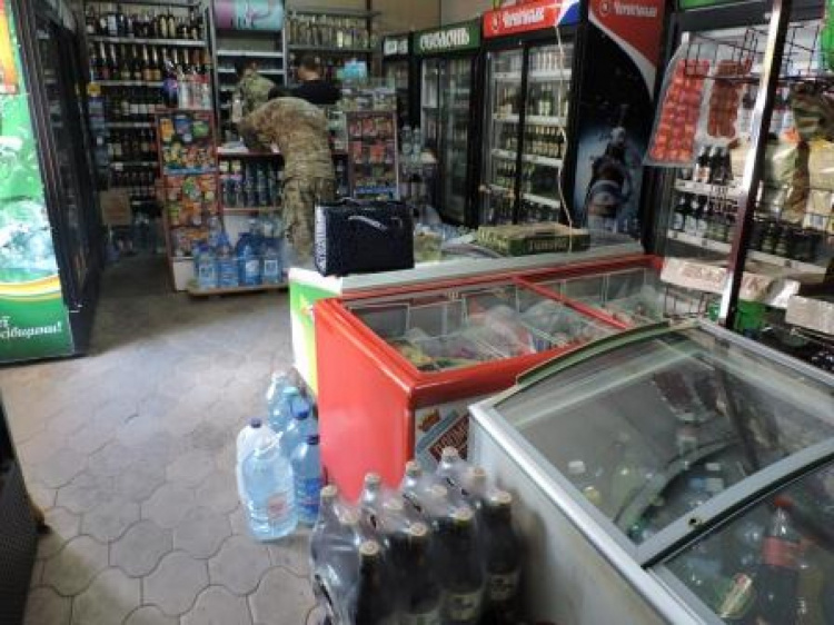 Мариупольского предпринимателя накажут за торговлю алкоголем и сигаретами без лицензии (ФОТО)
