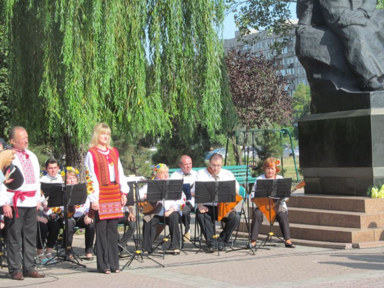 Сотни мариупольцев собрались помолиться за Украину (ФОТО)