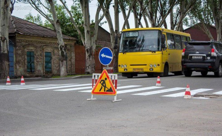 В центре Мариуполя обновляют дорожную разметку (ФОТО)