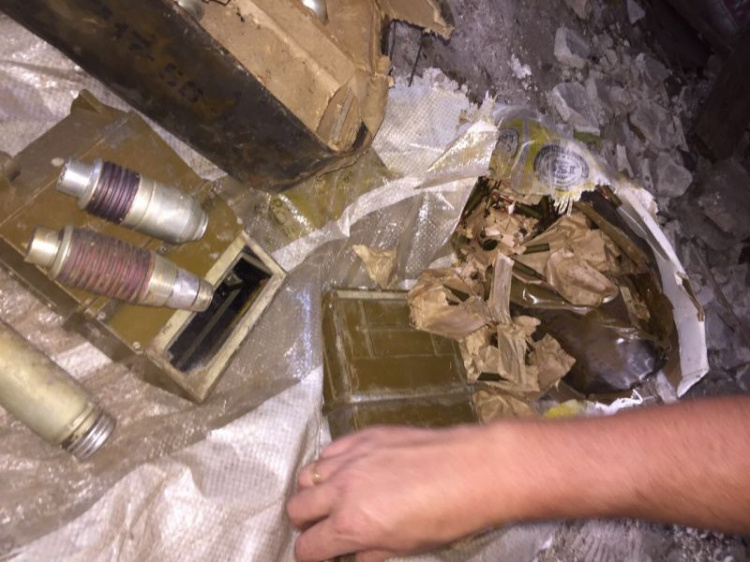 В Донецкой области обнаружен схрон со смертельным содержимым (ФОТО)