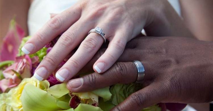 Интернациональные браки: Женихи из каких стран приезжают за красавицами Мариуполя?