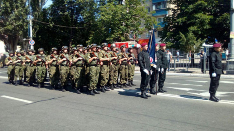 В центре Мариуполя прошел парад в честь освобождения города (ДОПОЛНЕНО)