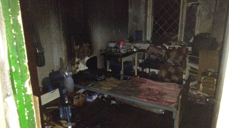 В Мариуполе горела двухкомнатная квартира: спасли мужчину