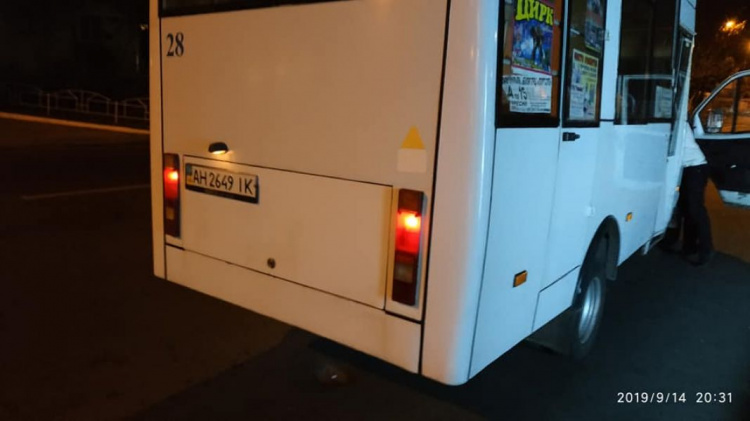 «Тупые терпилы»: в Мариуполе водитель маршрутки оскорблял людей на остановке (ФОТО)
