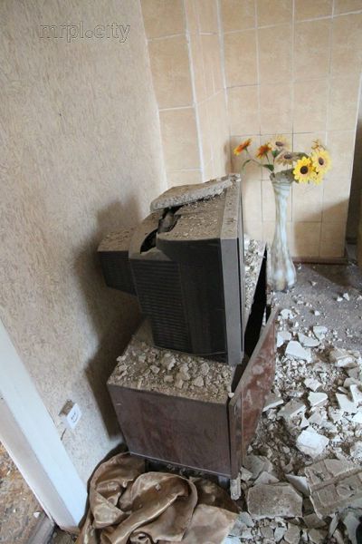 На Донбассе в дом через крышу влетела мина, чудом осталась жива женщина (ФОТО+ВИДЕО+ДОПОЛНЕНО)