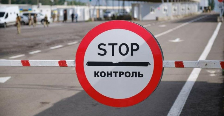 Обсервация в больнице: через КПВВ на Донбассе пропустили 17 человек, застрявших в «серой зоне» (ФОТО)