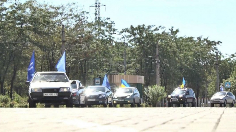 Колонной через весь город: в Мариуполе в День Независимости устроили автопробег в поддержку Блока Вадима Бойченко