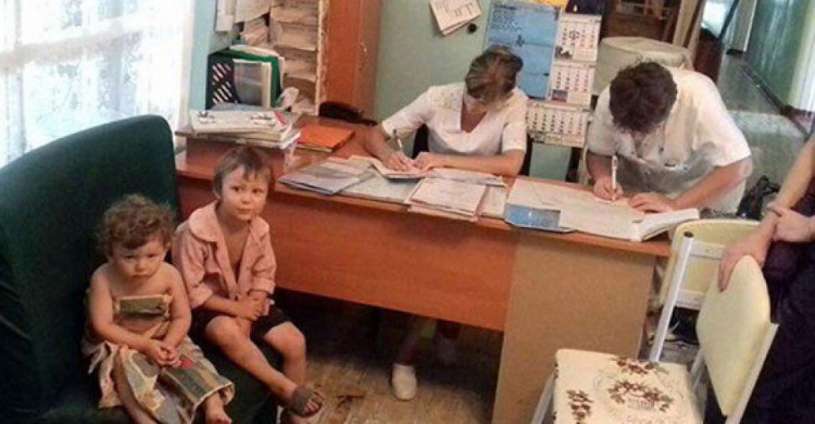 В Донецкой области дети ели из миски дворовых животных, пока их мать гуляла (ФОТО)