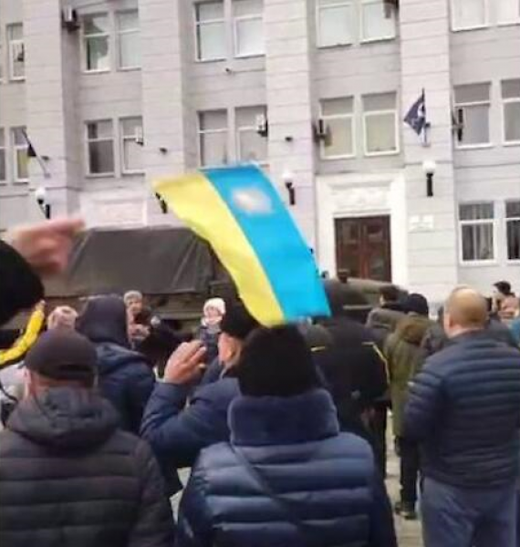 Жители Бердянска устроили протест занявшим город российским оккупантам