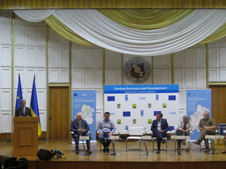 Еврокомиссар в университете Мариуполя посетил форум «Восстановление и развитие Донбасса» (ФОТО+ВИДЕО)