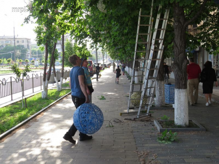 Более 600 фигур с диодной начинкой украсят пешеходные зоны в центре Мариуполя (ФОТО)