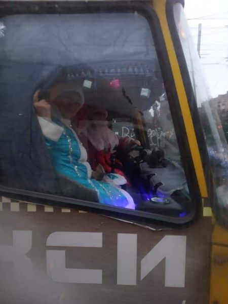В Мариуполе за руль маршрутки сел Дед Мороз с внучкой (ФОТОФАКТ)
