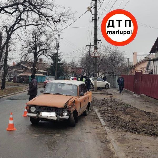 «Пьяное» ДТП: в Мариуполе «Москвич» протаранил «Renault»