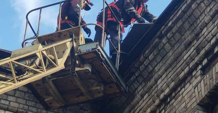 Мариупольские спасатели на большой высоте устраняли опасность