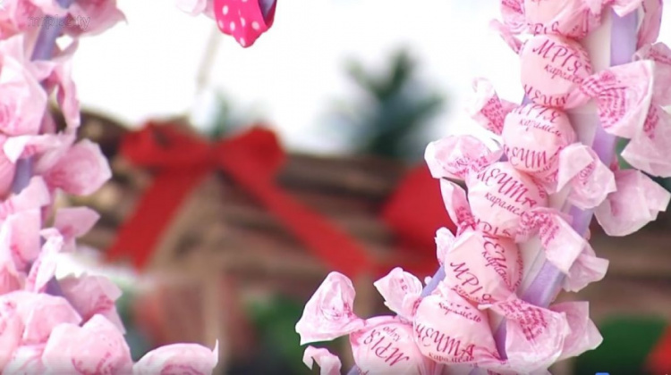 Мариупольцы встретили весенний праздник украшениями из конфет (ФОТО+ВИДЕО)
