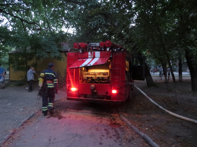 В Мариупольской пятиэтажке бабушка спасла внучку на пожаре (ФОТО)
