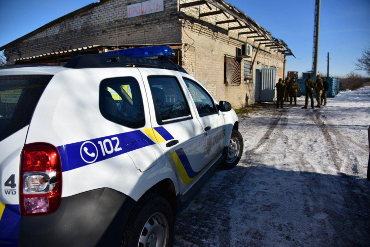 Полицейские в Авдеевке отдали свои продукты голодающей семье