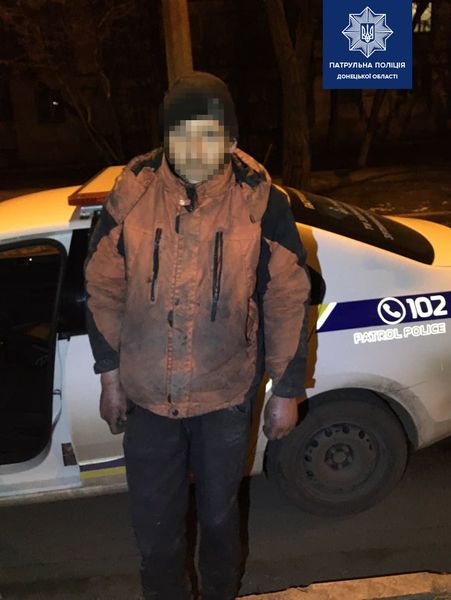 «Вооружен» ножами и отверткой: в Мариуполе патрульные «застукали» мужчину в люке