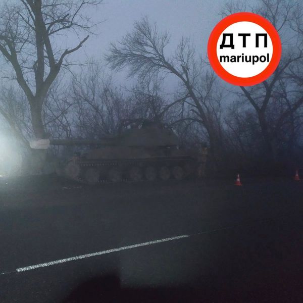 Легковушка столкнулась с танком на трассе под Мариуполем