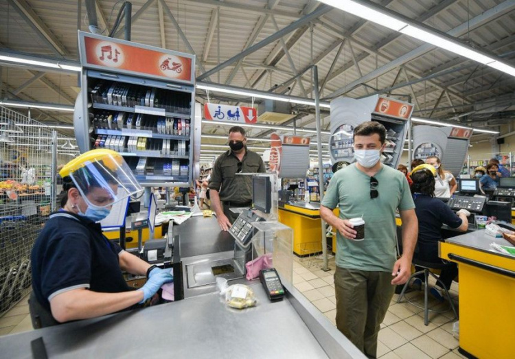 Купил кофе и конфеты: Владимира Зеленского встретили в супермаркете на Донетчине