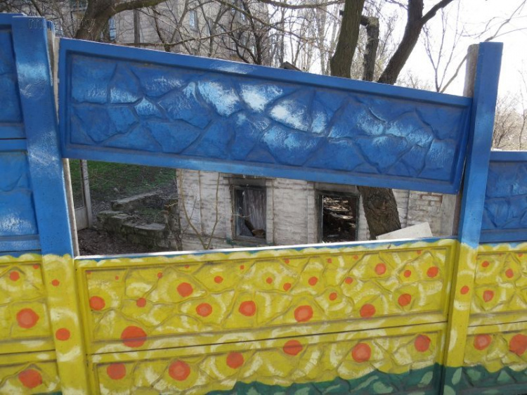 В Мариуполе «Прекрасная жизнь» превратилась в руины и мусорную свалку (ФОТО+ВИДЕО)