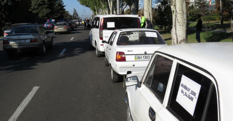 В Мариуполе звучат сирены, десятки авто перекрыли часть проспекта Мира (ФОТО+ВИДЕО)