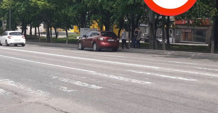 В Мариуполе на «зебре» автомобиль наехал на девушку