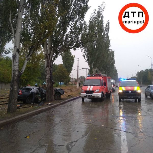 Машина «всмятку»: в Мариуполе водитель «Шевроле» врезался в дерево