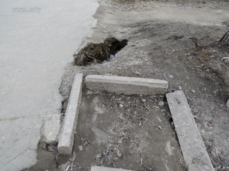 Новая ливневая канализация разрушается в Мариуполе (ФОТОФАКТ)