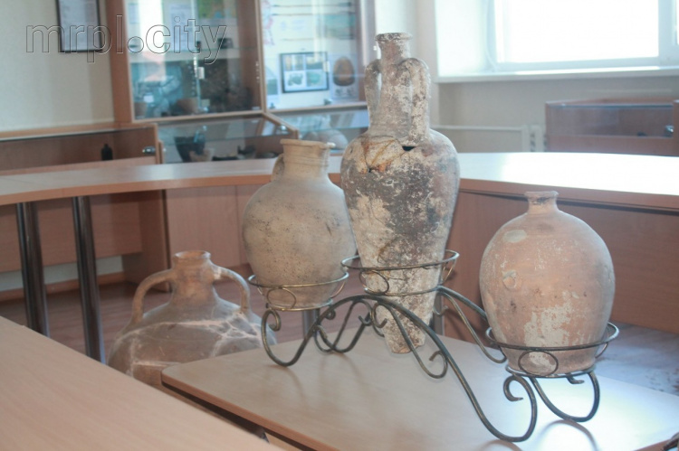 500 экспонатов увидели мариупольцы в открытом музее МГУ (ФОТО)