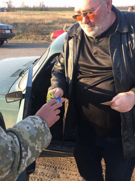 Пограничники решили сделать пасхальный сюрприз пересекающим КПВВ на Донетчине (ФОТО)
