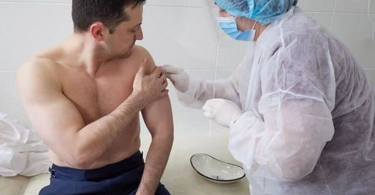 Владимир Зеленский вакцинировался от коронавируса в Донбассе