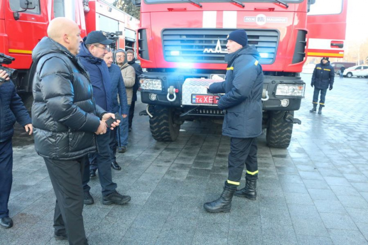 Поселки под Мариуполем получили новейшие пожарные машины (ФОТО+ВИДЕО)