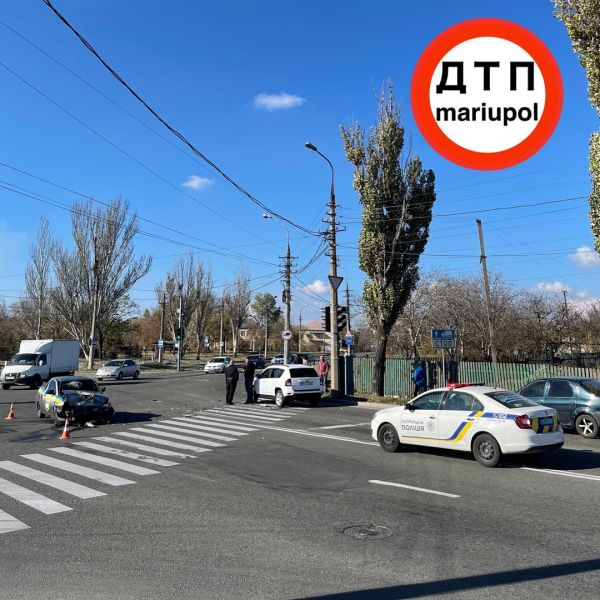 Пострадали два человека и повреждены три машины при ДТП в Мариуполе