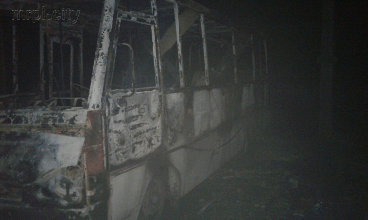 В Донецкой области ночью горел гараж с автобусами
