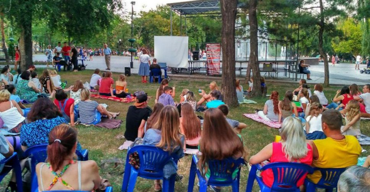 Мариупольцы погрузились в киноприключения на английском под открытым небом (ФОТО)