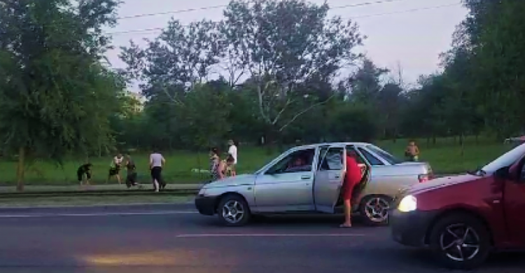 Массовая драка: на проезжей части в Мариуполе водителя забросали камнями (ВИДЕО)