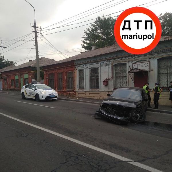 Водитель раскурочил автомобиль и отбойник в Мариуполе
