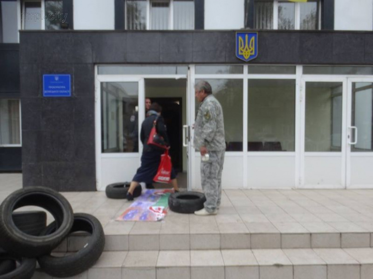 В Мариуполе пикетчики устроили квест прокурорам с покрышками и плакатами (ФОТО)
