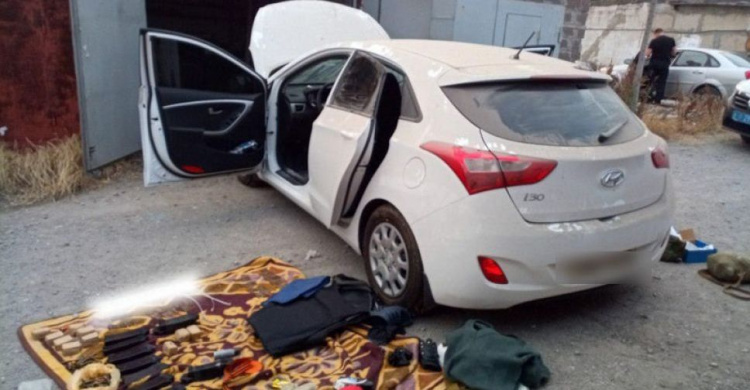 Спецоперация. В угнанном авто в Мариуполе выявлен большой арсенал оружия (ФОТО)