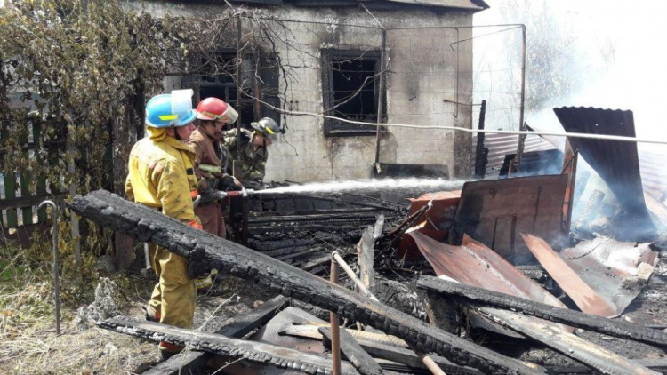 В Мариуполе огонь с растительности перебросился на дом, есть пострадавший (ФОТО)