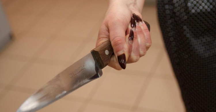В Мариуполе женщина ударила сына в горло ножом