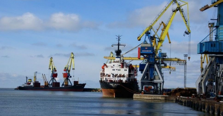 В Азовском море под Мариуполем Россия задержала уже 148 судов (ФОТО)