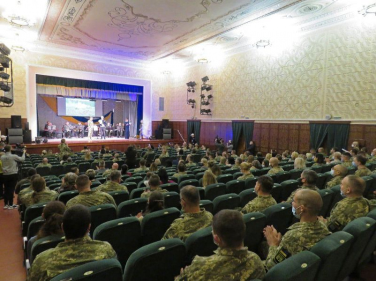 В мариупольской камерной филармонии зазвучал оркестр в честь украинских военнослужащих