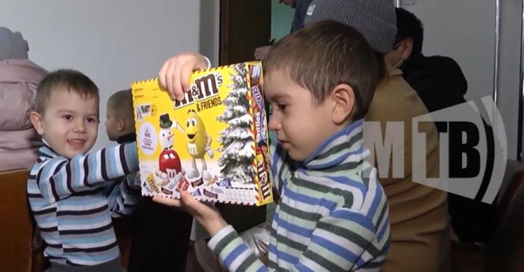 Тысячи сладких подарков получат мариупольские дети к празднику