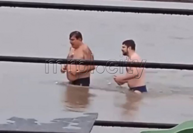 В Мариуполе заметили Саакашвили купающимся в море под дождем