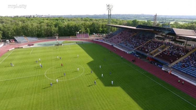 В Мариуполе начался матч Премьер-лиги по футболу - на стадионе 6 тыс. болельщиков (ВИДЕО)