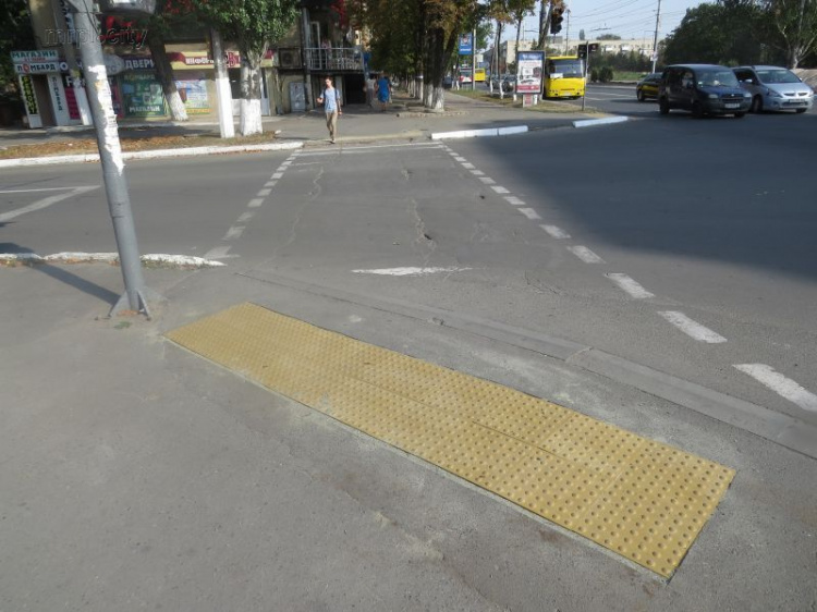 Тактильная панель поможет мариупольцам ориентироваться на перекрестках города (ФОТОФАКТ)