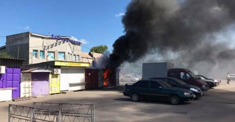 На рынке в Мариуполе пожар угрожал припаркованным автомобилям (ФОТО)